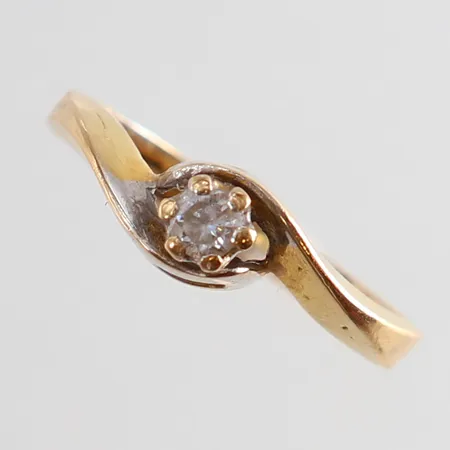 Ring med vit sten stl:15 bredd 5mm repig 21K Vikt: 2,4 g