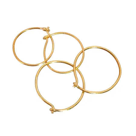 Örhängen i 18K guld, tunna Creoler, två par, diameter ca 9,5 och 11 mm, tjocklek 0,3 mm Vikt: 0,4 g