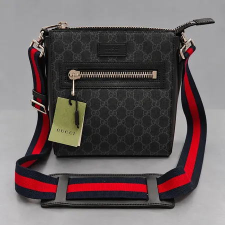 Väska Gucci small Messenger bag ca 23x21x4,5cm svart grått monogram canvas, modellnr 523599/040813913, mindre tryckmärken, tag, kvittokopia, dustbag, box