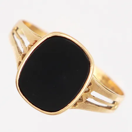 Klackring med onyx stl:20 bredd: 2-12mm, skev skena, gravyr, 18K Vikt: 2,7 g