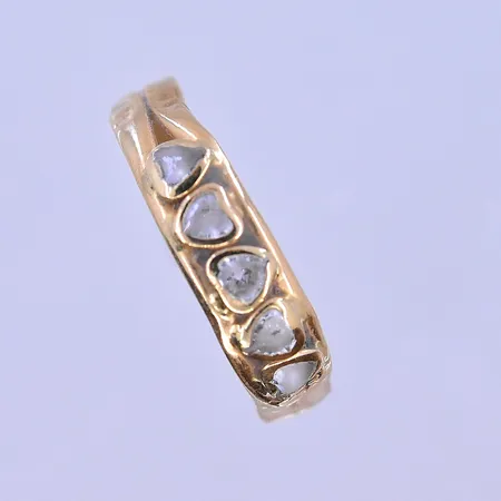 Ring med vita stenar stl: 17½ bredd 3-5mm klämskador samt skev skena 18K. Vikt: 1,1 g