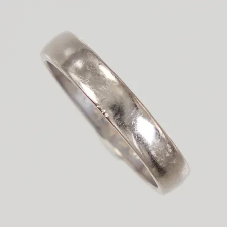 Ring stl18¾ bredd 4mm, gravyr, vitguld, Heribert Engelbert År 2005, 18K, Vikt: 5,3 g