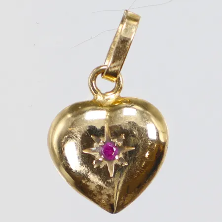 Hänge hjärta med röd sten 10x16mm inklusive hängöglan BEH (Bengt Hedberg) 18K Vikt: 0,7 g