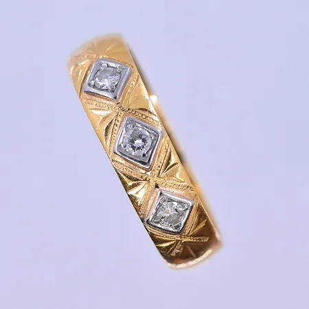 Ring med diamanter 0,15ctv enligt gravyr, stl 20, bredd 6 mm, vitgulds detaljer, graverad, 23K. Vikt: 7,2 g