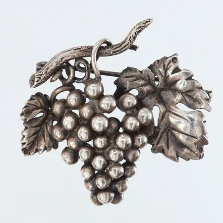 Brosch vindruvsklase Flam Made in France 41x40mm Silver 830/1000. Vikt: 12,8 g på auktion i Kista hos Pantbanken Sverige