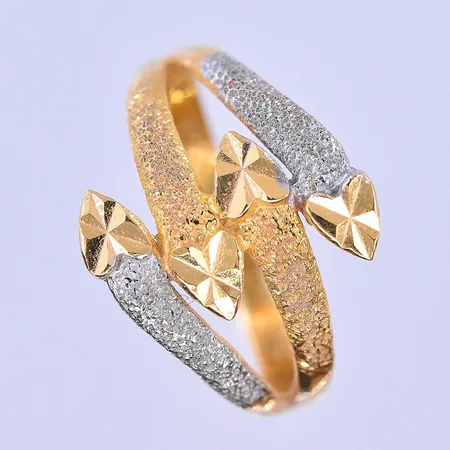 Ring stl:17¾ bredd 2-14 mm 21K. Vikt: 3,2 g