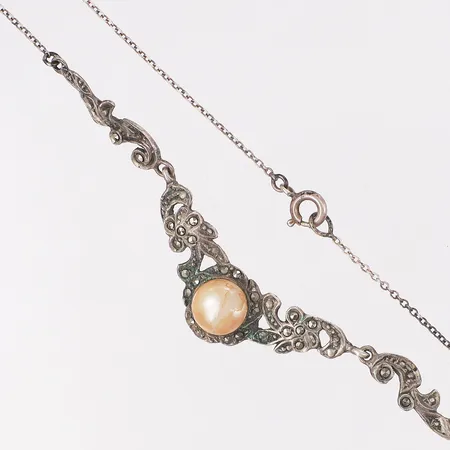 Collier med markasiter och imitationspärla, längd 41,5cm bredd 1,2-11,6mm, saknar markasiter, missfärgad, skad på auktion i Skärholmen hos Pantbanken Sverige