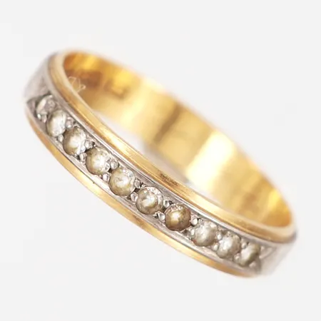 Ring vit/gulguld med vita stenar stl:18¾, bredd: 4mm, gravyr, 18K Vikt: 3,3 g