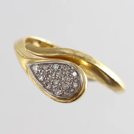 Ring med 8/8-slipade diamanter 15 x 0,01ct stl:17¼ bredd 2,3-9mm ABV bucklig 18K. Vikt: 4 g
