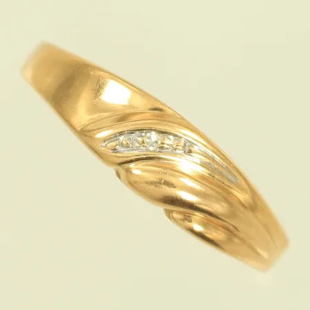 Ring med vit sten, stl 19, bredd 2,8-5,5mm 18K Vikt: 1,6 g