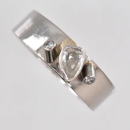 Ring med briljantslipade och droppslipad diamant ca 0,37ctv stl:19¾ Ge-Kå-Smycken G Kaplan år 1966, vitguld graverad 18K Vikt: 6,3 g