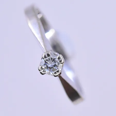 Ring med diamant 0,17ct stl: 18 bredd 2-5mm vitguld 18K. Vikt: 2,5 g