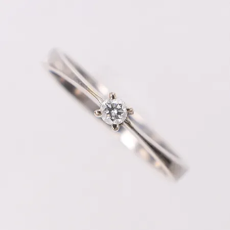Enstensring med diamant ca 0,10ct stl:19, bredd 1,1-3,8mm, mycket svag stämpel, vitguld i behov av omrodiering, 18K Vikt: 3,2 g