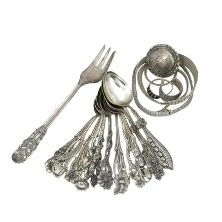 Diverse silverföremål 830-925/1000, merparten kaffeskedar, enstaka smycken, bruksskick, smycken med defekter  Vikt: 176,9 g