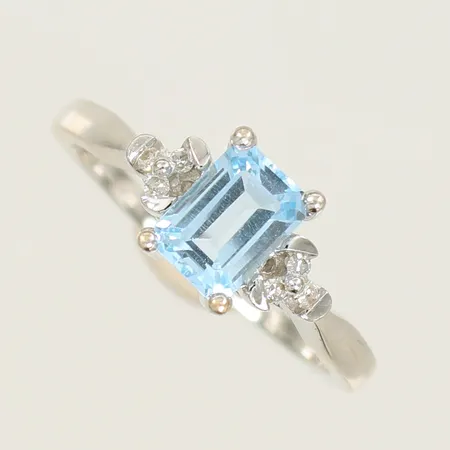 Ring med turkos sten och vita stenar, stl 18, bredd 1,5-8mm, vitguld, GHA, 18K bruttovikt 4,4g