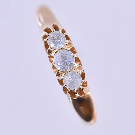 Ring med vita stenar stl: 18½ bredd 2-4mm 18K. Vikt: 2,7 g