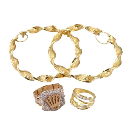 Örhängen Creoler i 14K guld, större modell, storlek 66x68 mm, bredd 6 mm, ojämna i formen, små bucklor, vikt 9,0g. Ringar i 18K guld, två st, vita stenar, ojämn skena, sten saknas, bruttovikt 12,7g