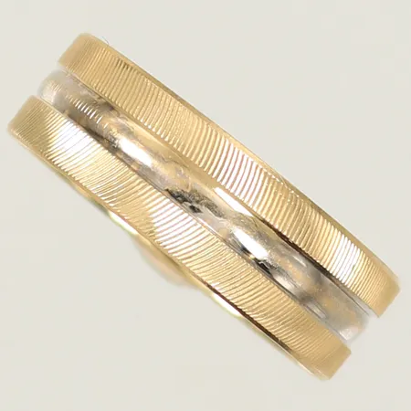 Ring tvåfärgad med mönster, stl 18½, bredd 6mm, gravyr 14K Vikt: 2,1 g