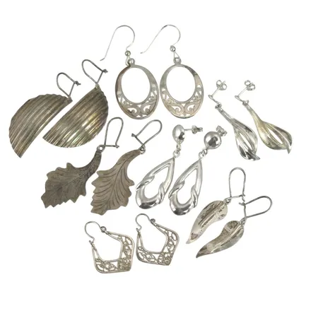 Örhängen 7 par silver, varierande storlek, måttex. (löv) längd 58 mm, bredd 21 mm Vikt: 28,3 g
