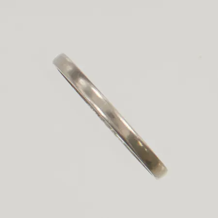 Ring stl:18¼ bredd 1mm gravyr, vitguld 18K 1,6g.