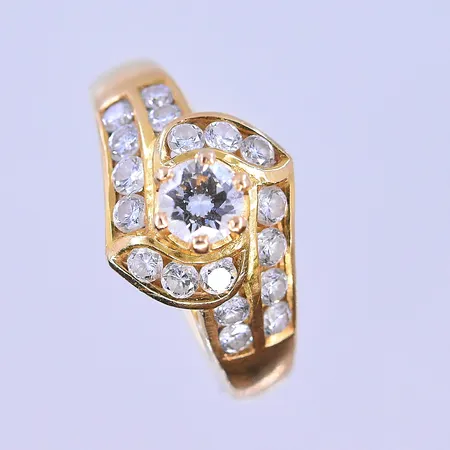 Ring med diamanter 1x0,23ct 18x0,02ct stl: 14½ bredd 3-10mm 22K. Vikt: 4,1 g