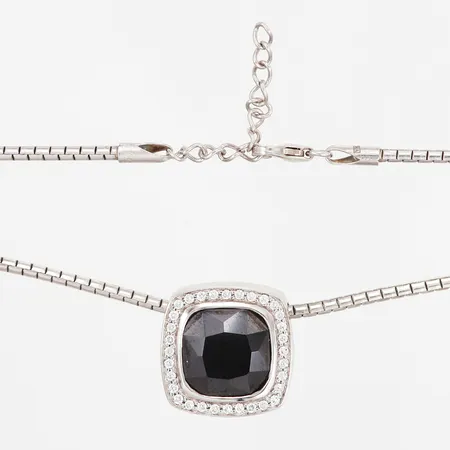 Kedja med integrerat hänge ställbar längd 42-45cm, kedja 2mm, hänge 17x17mm, GHA, silver 925/1000  Vikt: 16,2 g