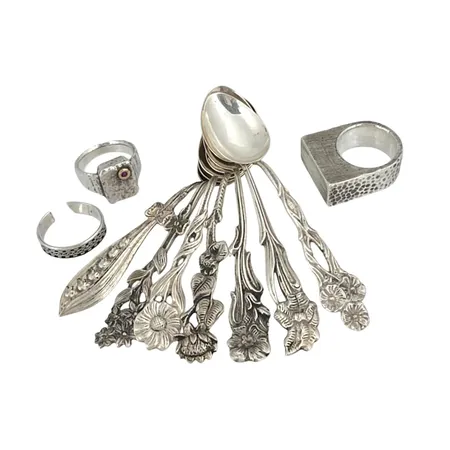 Diverse silverföremål 830-925/1000, kaffeskedar & smycken, största ringen stl:19¾ mm, bredd 11,5 mm, saknar stämplar, bruksmärken/defekter Vikt: 114,6 g