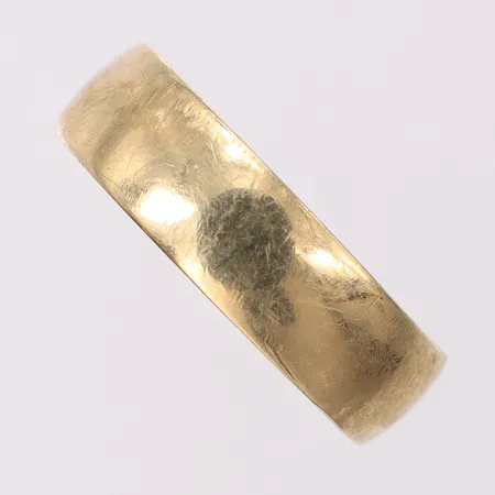 Ring slät stl:20, bredd 5,9mm, skev, repig, 14K Vikt: 3,3 g