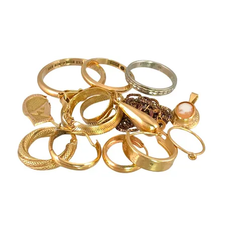 Diverse smycken, 14K guld - vikt 0,1g, 18K guld - bruttovikt 18,5g, defekter, gravyrer