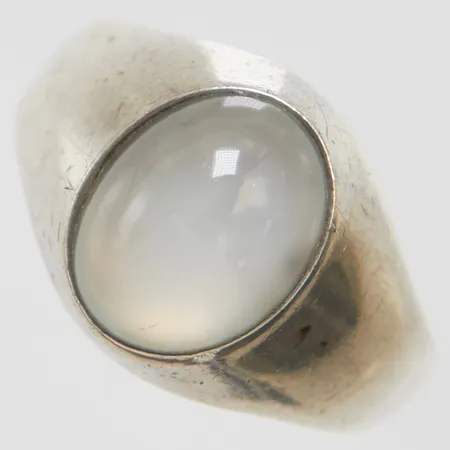 Ring med vit sten stl:16¾, bredd 3,8-12mm, importstämpel, 835/1000 silver Vikt: 3,4g Vikt: 3,4 g