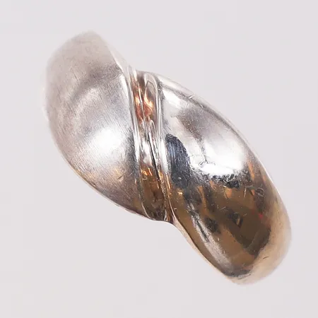 Ring med delvis borstad yta stl:16, bredd 2,6-8,3mm, Q Scandinavia, GHA, silver 925/1000 Vikt: 4,2 g