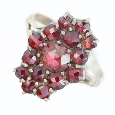 Ring med granater stl:16, bredd 2-18mm, silver 830/1000 Vikt: 2,3 g