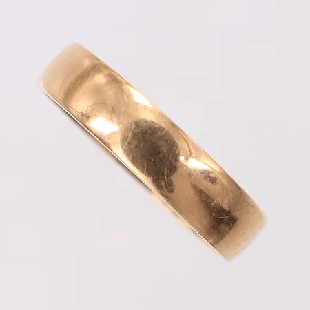 Ring slät stl:18 bredd 4,5mm, gravyr. 18K Vikt: 3,9 g