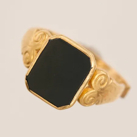 Ring med onyxplatta, defekt skena, gravyr, 18K guld Vikt: 5,6 g