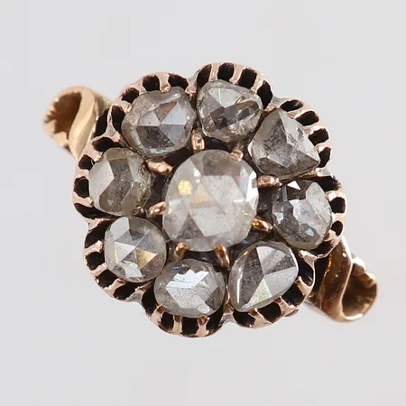Ring med rosenslipade diamanter stl:16½ bredd 2-14mm diamanter sitter löst ostämplat 14K. Vikt: 4 g
