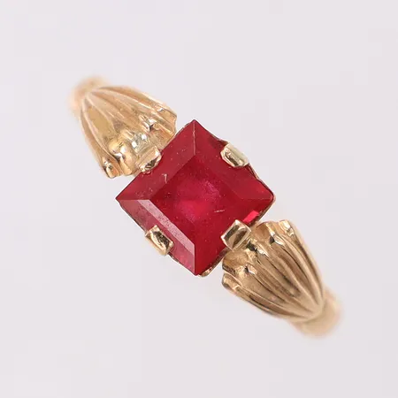Ring med syntetisk rubin, stl:18 bredd 3,5-7mm, gravyr, 18K Vikt: 4,7 g