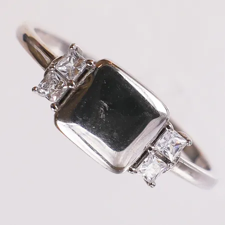 Ring med stenar, stl:18½ bredd 1,5-7mm, silver 925/1000 Vikt: 1,6 g