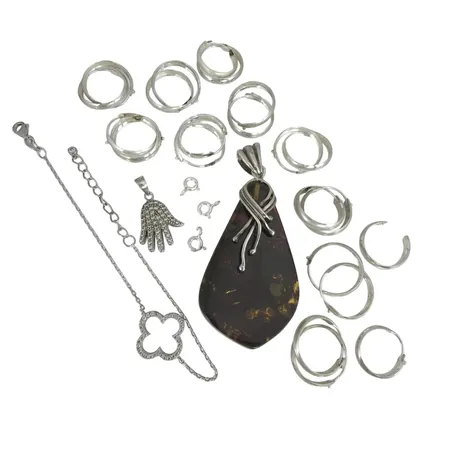 Silversmycken mestadels Örhängen Creoler Ø17 mm, något varierande mått, Armband, vita stenar, längd 15,5 cm (kan användas upp till 18,5 cm), bredd 15 mm, Hänge Bärnsten, längd inkl. ögla 64 mm, defekter/bruksmärken förekommer, bruttovikt 21,2 gram  Vikt: 21,2 g