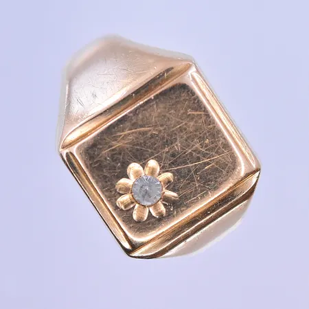 Klackring stl: 17¼ bredd 3-13mm graverad 18K. Vikt: 4,6 g