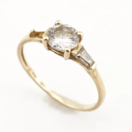 Ring m vit sten, stl 18(56), bredd 5mm, 18k Vikt: 2 g