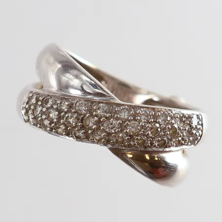 Ring med diamanter 29 x 0,01-0,02ct stl:17½ bredd 8mm vitguld 14K Vikt: 4,7 g