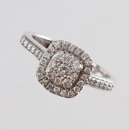 Ring med briljantslipade diamanter 1 x 0,05, 4 x 0,03, 36 x 0,01-0,02ct stl:17½ bredd 10mm GHA 18K Vikt: 4,2 g på auktion i Kista hos Pantbanken Sverige