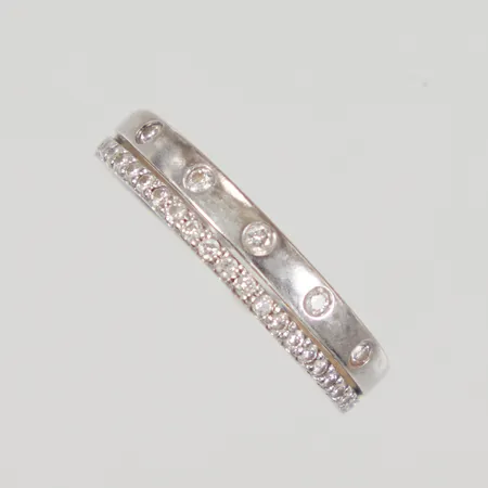 Ring med diamanter 5x 0,01ct, 20x 0,005ct, stl 16, bredd 1,9-3,8mm, GHA, vitguld 18K Vikt: 2,3 g