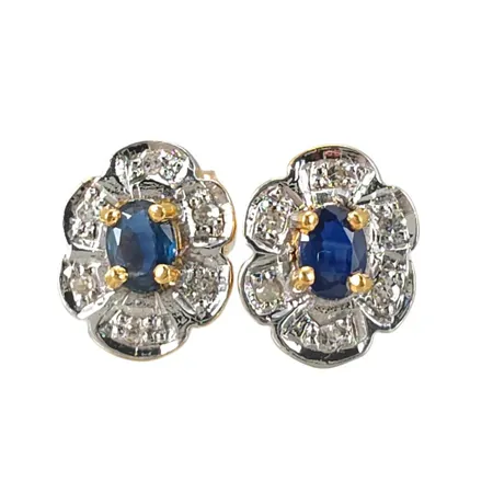 Carmoséörhängen i 18K guld med Safirer 2,7 x 4 mm, Diamanter 12 x 0,003ct, storlek 7,3 x 9,3 mm, ploppar saknas, fint skick, stenar utan anmärkning Vikt: 1,8 g