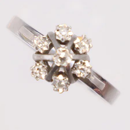 Ring i vitguld med diamanter 6xca0,01ct samt 1xca0,02ct stl:17 bredd 2-8mm 18K Vikt: 2,6 g
