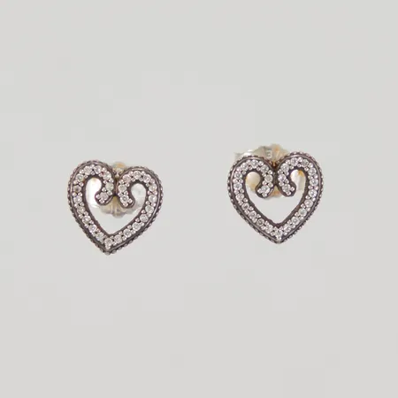 Ett par örhängen hjärtan med vita stenar, 8x8mm, 925/1000 silver Vikt: 1,4 g