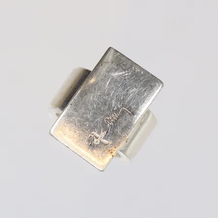 Ring Efva Attling stl:15¾ bredd 10-22mm silver 925/1000 Vikt: 23 g