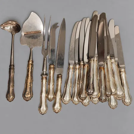 Diverse bestick, gravyrer, blad och delar i stål, silver 830/1000 bruttovikt 1384,9g Vikt: 0 g