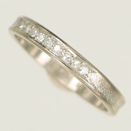 Ring med diamanter totalt 0,09ct enligt gravyr, stl 17½, bredd 2,9mm, vitguld, gravyr 18K Vikt: 3,1 g