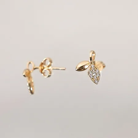 Örhänge med vita stenar längd: 5mm 18k 0,8g Vikt: 0,8 g